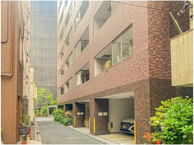 駅まで徒歩5分。都市生活の利便性と充実感を得られる立地に佇んでいます。