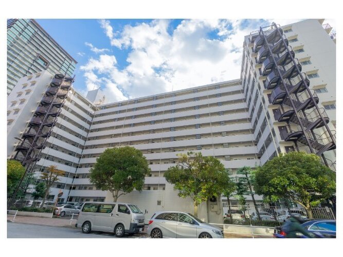 田町駅まで徒歩12分。都市生活の利便性と充実感を得られる立地に佇んでいます。