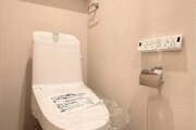 【トイレ】トイレットペーパー等の収納に便利な吊戸棚付！