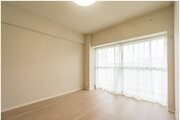 柔らかな色合いのフローリングと清潔感のあふれる白のクロスが明るい空間を創り出しているLDK。 柔らかな色合いのフローリングと清潔感のあふれる白のクロスが明るい空間を創り出しているLDK。