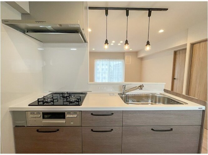 目の前をオープンにすることで開放感が生まれる対面式キッチン。家事をお手伝いしてもらうのもいいですね♪ 目の前をオープンにすることで開放感が生まれる対面式キッチン。家事をお手伝いしてもらうのもいいですね♪