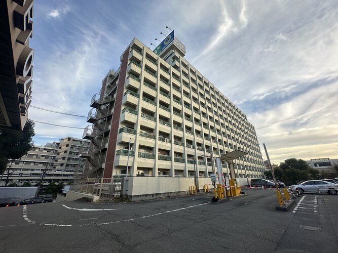 閑静な住宅街に佇むマンション。柔らかい色調とマットな素材が穏やかな雰囲気を奏でます。 閑静な住宅街に佇むマンション。柔らかい色調とマットな素材が穏やかな雰囲気を奏でます。