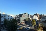 バルコニーからの眺望。近隣の建物との間隔もしっかり取られて風通し良好です。 バルコニーからの眺望。近隣の建物との間隔もしっかり取られて風通し良好です。