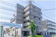 陽だまりの中でそよ風を感じる快適な空間。青空の下にその落ち着きのある外観を描き出します。 陽だまりの中でそよ風を感じる快適な空間。青空の下にその落ち着きのある外観を描き出します。