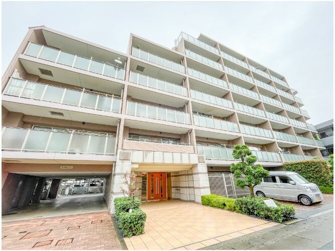 統一した色調でデザインされたマンションは周囲と調和した景観を生み出しています。