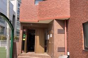 エントランス内部は管理が行き届き、清潔な共有スペースとなっています。安らぎを感じる空間です。