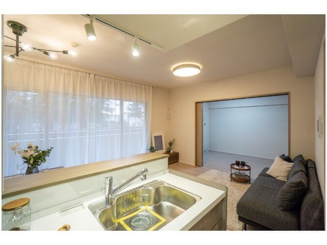 家事動線やリビングとのつながりに配慮し、食事の準備や片付けを楽しくする対面キッチンに仕上げました。 家事動線やリビングとのつながりに配慮し、食事の準備や片付けを楽しくする対面キッチンに仕上げました。