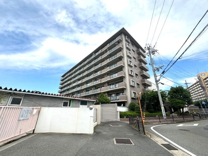 隙のないフォルムを包み込む植栽に囲まれたマンション。綺麗に手入れされております。 隙のないフォルムを包み込む植栽に囲まれたマンション。綺麗に手入れされております。