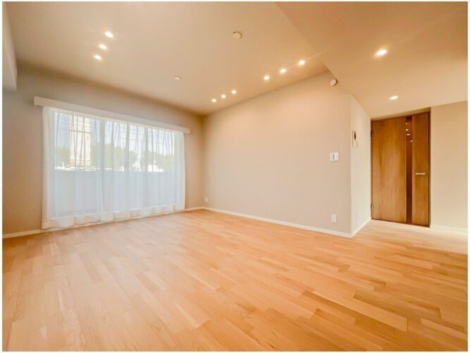 採光とライト使いで演出される落ち着きのある空間。ゆったりと伸びやかな時を過ごせそうです。