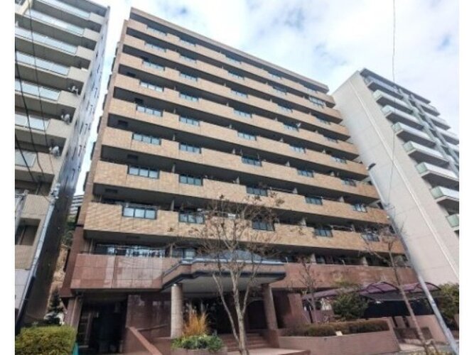 重厚なイメージを受けるマンション。住むほどにその印象が誇らしくなります。 重厚なイメージを受けるマンション。住むほどにその印象が誇らしくなります。