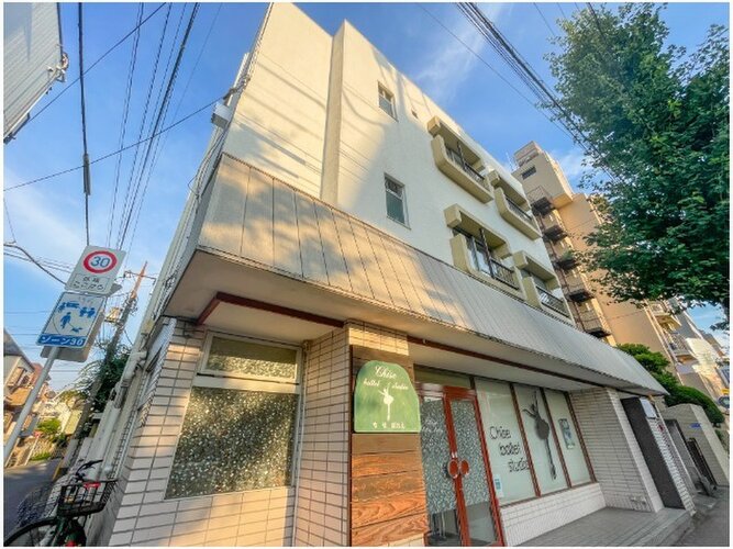 どこか余裕を感じさせるシャープなフォルムで佇む外観は、晴天の空と合わせる事で堂々たる趣を見せます。