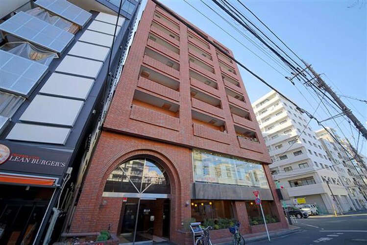 恵比寿駅より徒歩3分。駅まで平坦で都市機能の利便性を感じられる立地に建つマンションです。