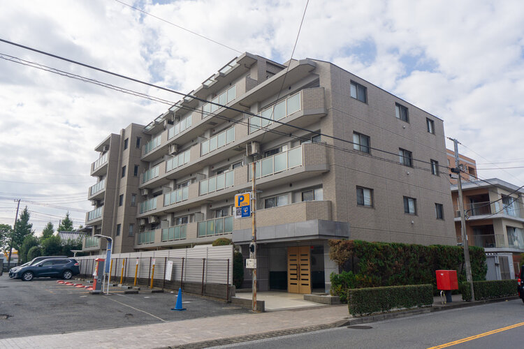 閑静な住宅街に佇むマンション。柔らかい色調とマットな素材が穏やかな雰囲気を奏でます。