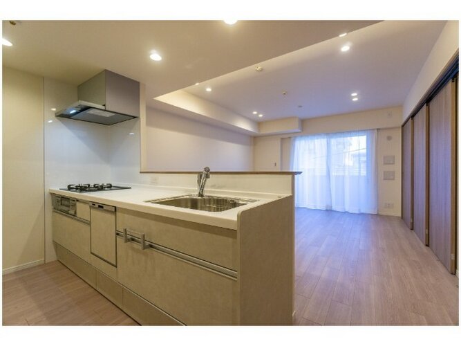 目の前をオープンにすることで開放感が生まれる対面式キッチン。家事をお手伝いしてもらうのもいいですね♪