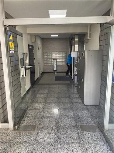 夜間オートロックのエントランス。自室と建物の共用玄関が施錠されることで居住者以外の侵入を拒みます。 夜間オートロックのエントランス。自室と建物の共用玄関が施錠されることで居住者以外の侵入を拒みます。