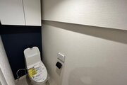トイレには吊戸棚とアクセントクロス♪ トイレには吊戸棚とアクセントクロス♪