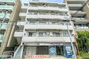 閑静な住宅街に佇むマンション。柔らかい色調とマットな素材が穏やかな雰囲気を奏でます。 閑静な住宅街に佇むマンション。柔らかい色調とマットな素材が穏やかな雰囲気を奏でます。