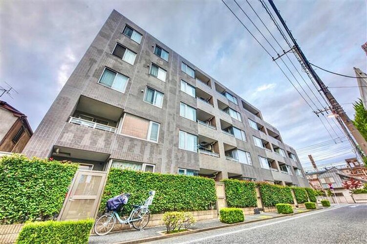 東武スカイツリーライン「竹ノ塚」駅まで徒歩10分。都市機能の利便性を感じられる立地に建つマンションです。