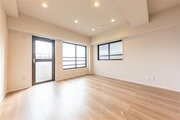 落ち着きのあるフローリングと清潔感のあるクロスが心和む空間を作り出しています。