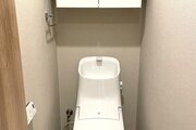 トイレ　・お掃除の手間を減らしてくれる機能が充実したトイレです。トイレットペーパーや掃除用品なども収納できる実用的な吊戸棚が便利です。