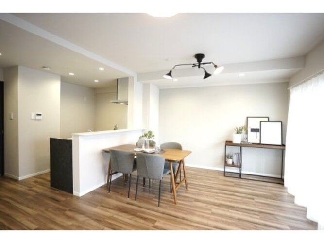 爽やかな風がそよぐ光に溢れた空間。清々しい気持ちになるお部屋です。 爽やかな風がそよぐ光に溢れた空間。清々しい気持ちになるお部屋です。