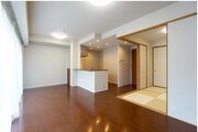 落ち着きのあるフローリングと清潔感のあるクロスが心和む空間を作り出しています。 落ち着きのあるフローリングと清潔感のあるクロスが心和む空間を作り出しています。