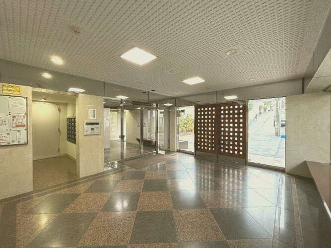 エントランス内部は管理が行き届き、清潔な共有スペースとなっています。 エントランス内部は管理が行き届き、清潔な共有スペースとなっています。