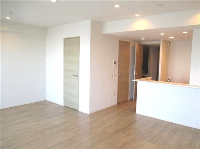 お部屋の形が綺麗なリビングの為、テーブルやソファなどの家具を一通り置くことができそうです♪ お部屋の形が綺麗なリビングの為、テーブルやソファなどの家具を一通り置くことができそうです♪