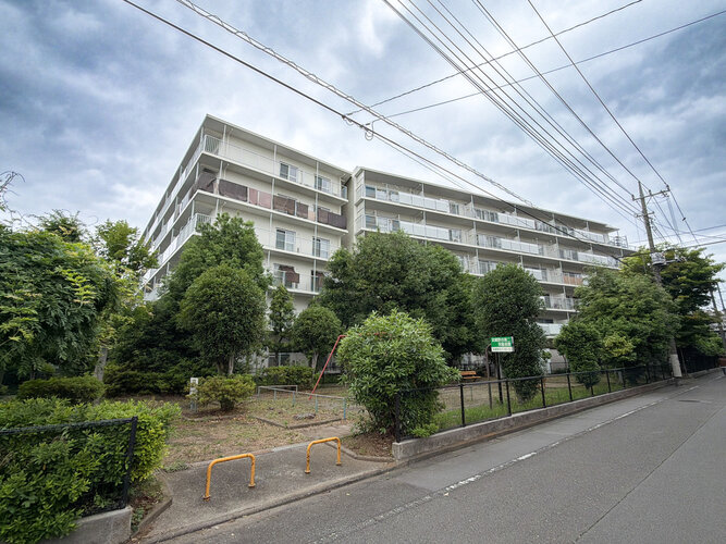 陽だまりの中でそよ風を感じる快適な空間。青空の下にその落ち着きのある外観を描き出します。 陽だまりの中でそよ風を感じる快適な空間。青空の下にその落ち着きのある外観を描き出します。