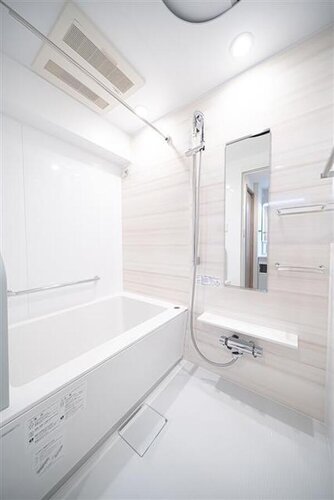 癒しの空間バスルームは清潔感あるホワイトカラーを基調にシャープな空間を演出。