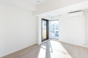 心地よい光と風を運んでくれる二面採光で、おだやかな空気に纏われた洋室1です。約6.5帖の広さがあるので、のびのびとお過ごしいただけます。 心地よい光と風を運んでくれる二面採光で、おだやかな空気に纏われた洋室1です。約6.5帖の広さがあるので、のびのびとお過ごしいただけます。