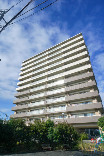 陽だまりの中でそよ風を感じる快適な空間。青空の下にその落ち着きのある外観を描き出します。 陽だまりの中でそよ風を感じる快適な空間。青空の下にその落ち着きのある外観を描き出します。