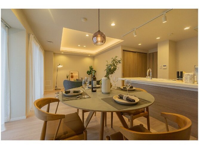 採光とライト使いで演出される落ち着きのある空間。ゆったりと伸びやかな時を過ごせそうです。