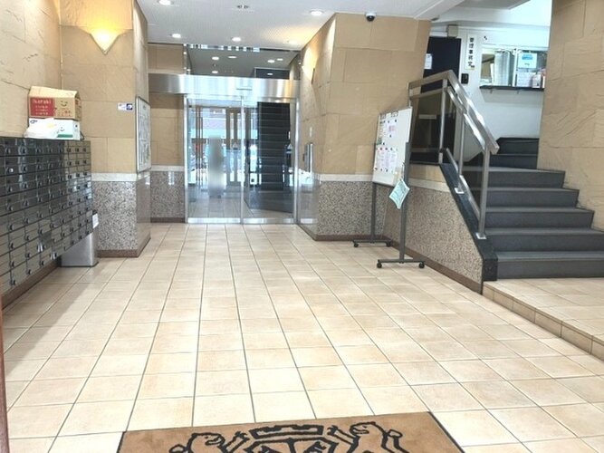 エントランス内部は管理が行き届き、清潔な共有スペースとなっています。 エントランス内部は管理が行き届き、清潔な共有スペースとなっています。