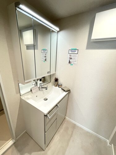 【洗面室】三面鏡のシャワー付き洗面化粧台を設置。身支度がしやすく、鏡裏収納も活用できるため洗面まわりをすっきり保てます。忙しい朝も快適です。 【洗面室】三面鏡のシャワー付き洗面化粧台を設置。身支度がしやすく、鏡裏収納も活用できるため洗面まわりをすっきり保てます。忙しい朝も快適です。
