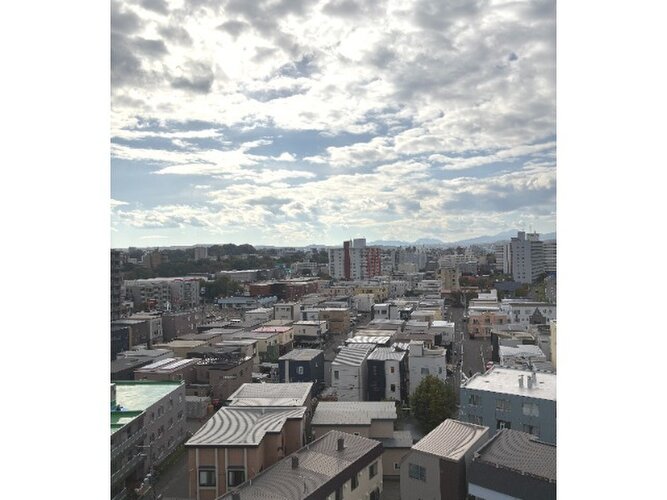 目の前に大きく広がる空。思わず深呼吸したくなる気持ちのよい眺望です。 目の前に大きく広がる空。思わず深呼吸したくなる気持ちのよい眺望です。