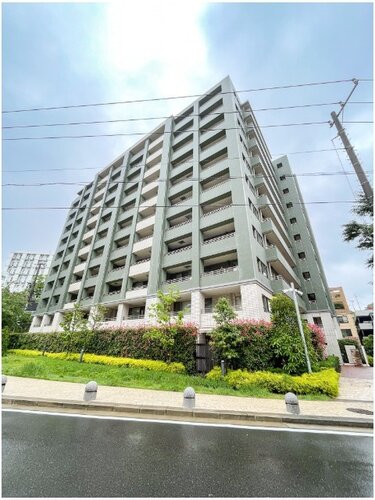 重厚なイメージを受けるマンション。住むほどにその印象が誇らしくなります。 重厚なイメージを受けるマンション。住むほどにその印象が誇らしくなります。