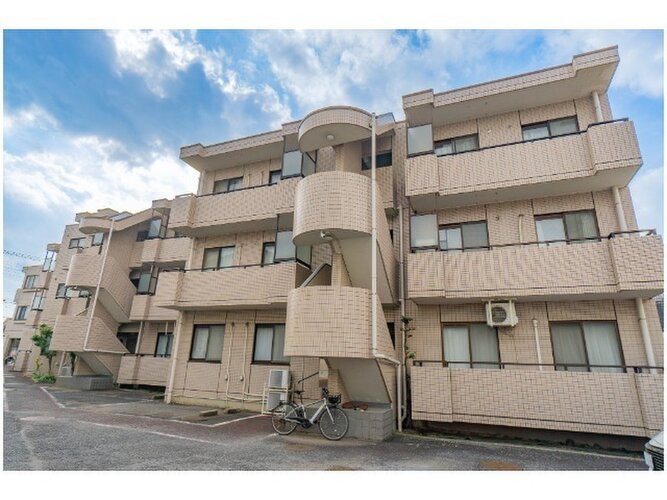 統一した色調でデザインされたマンションは周囲と調和した景観を生み出しています。