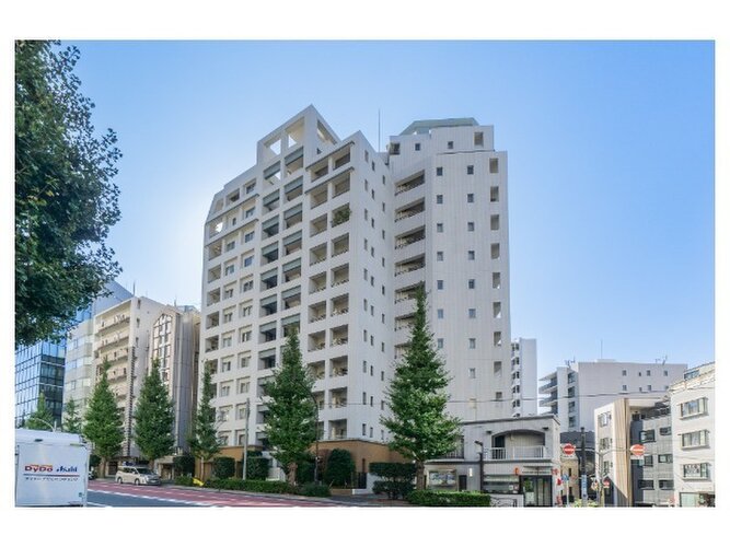 水道橋駅まで徒歩2分。都市生活の利便性と充実感を得られる立地に佇んでいます。