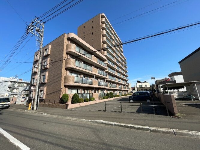 時の流れに色あせることのない瀟洒な外観。朝晩、1年365日、様々な表情を見せます。 時の流れに色あせることのない瀟洒な外観。朝晩、1年365日、様々な表情を見せます。