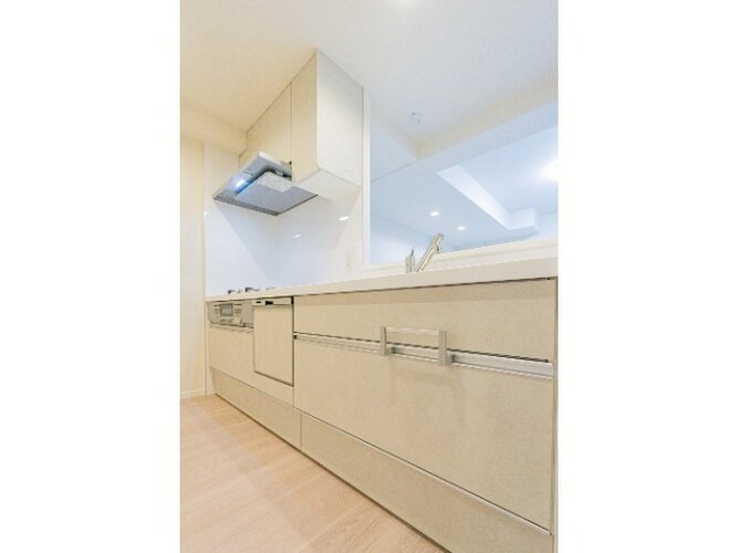 日々の家事の負担を軽減させる、食器洗浄機付きのキッチンです♪光熱費も安くなり、一石二鳥ですね。