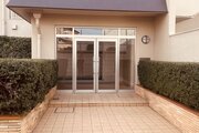 エントランス ・2017年共用部大規模修繕工事実施済み。共用部もきれいに保たれ、管理体制の良好さがうかがえます。 エントランス ・2017年共用部大規模修繕工事実施済み。共用部もきれいに保たれ、管理体制の良好さがうかがえます。
