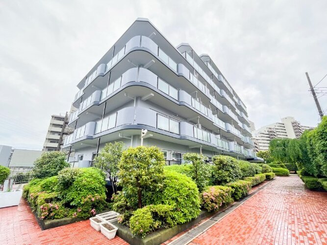 隙のないフォルムを包み込む植栽に囲まれたマンション。綺麗に手入れされております。 隙のないフォルムを包み込む植栽に囲まれたマンション。綺麗に手入れされております。