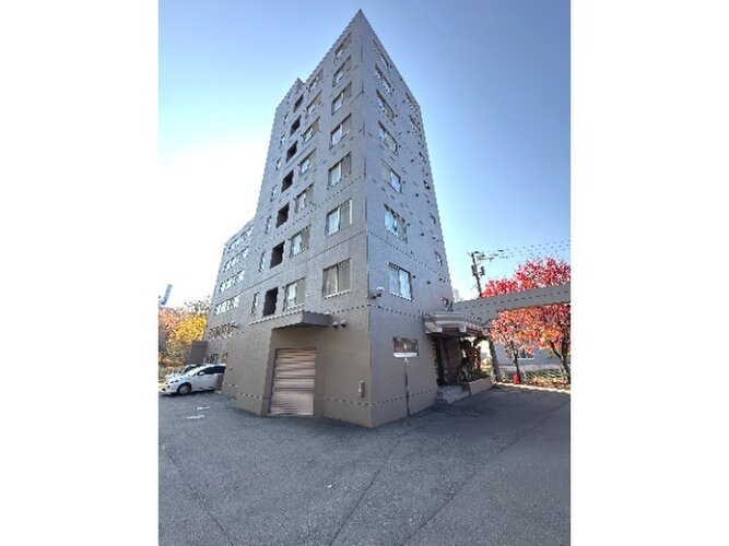 統一した色調でデザインされたマンションは周囲と調和した景観を生み出しています。