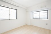 二面採光につきたっぷりの光を採り込んだ明るい洋室1です。約6.9帖で主寝室としても快適にお使いいただけます。 二面採光につきたっぷりの光を採り込んだ明るい洋室1です。約6.9帖で主寝室としても快適にお使いいただけます。