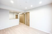 柔らかな色合いのフローリングと清潔感のあふれる白のクロスが明るい空間を創り出しているLDK。 柔らかな色合いのフローリングと清潔感のあふれる白のクロスが明るい空間を創り出しているLDK。