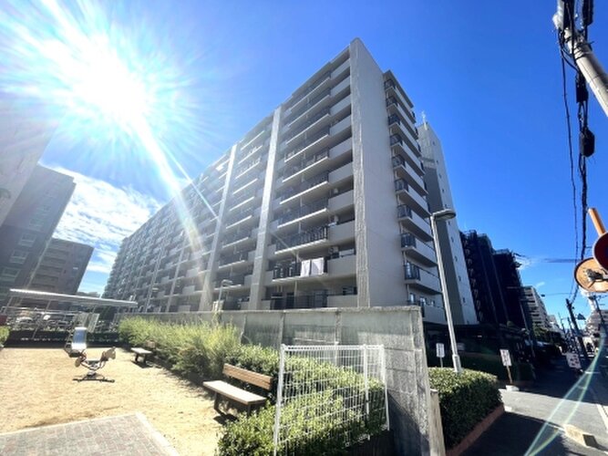 近鉄奈良線「新大宮」駅徒歩7分。 近鉄奈良線「新大宮」駅徒歩7分。