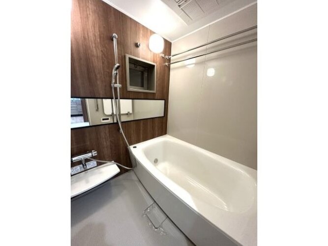 ナチュラルな壁面デザインのユニットバス。ゆったりと寛げて、心と体が芯まで温まります。