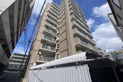 隙のないフォルムを包み込む植栽に囲まれたマンション。綺麗に手入れされております。 隙のないフォルムを包み込む植栽に囲まれたマンション。綺麗に手入れされております。