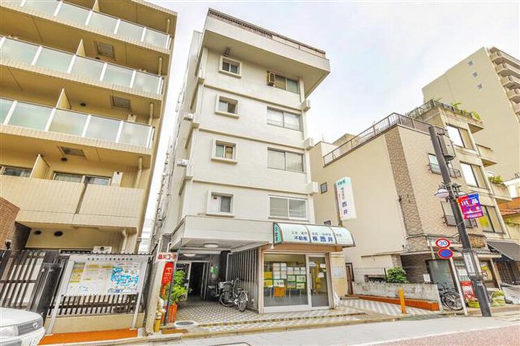 京浜急行線「北品川」駅まで徒歩4分。都市機能の利便性を感じられる立地に建つマンションです。